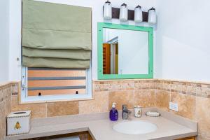 Bilik mandi di Perfect Hillside Ocean View