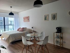 Un dormitorio con una cama y una mesa y sillas. en Excelente Apartamento en calle Moldes, en Buenos Aires 27 fotos más