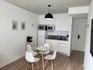 Una cocina y un comedor con mesa y sillas. en Excelente Apartamento en calle Moldes, en Buenos Aires