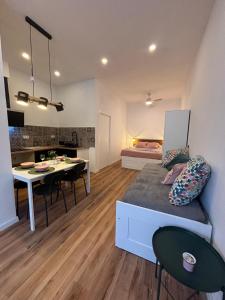 Un dormitorio con una cama y un comedor con una mesa. en Loft Llum Valencia, en Valencia