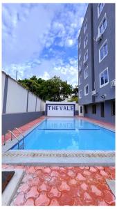 モンバサにあるNtates Place Nyali Beachの建物の前の大きなプール