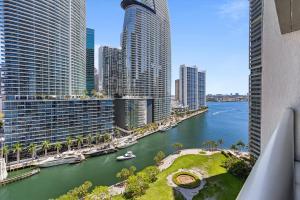 Udsigt til en flod der løber i nærheden af lejligheden