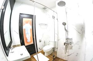 ein Badezimmer mit Dusche, Toilette und Waschbecken in der Unterkunft Asia Mahanakhorn Travel in Bangkok