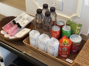 ein Regal mit Flaschen Alkohol und anderen Gewürzen in der Unterkunft Asia Mahanakhorn Travel in Bangkok + 8 Fotos