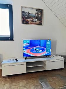 TV a/nebo společenská místnost v ubytování KamperwegHaus near Düsseldorf