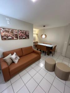 salon z kanapą i stołem w obiekcie Apartamento Beira Mar Pajuçara w mieście Maceió