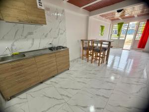 uma cozinha com um lavatório e uma mesa em Apartamento Piso 1 Casa 6 Hotel Atlantis em Líbano