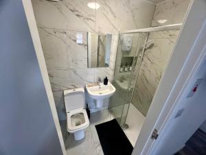 プレストンにあるNew 2 Bed Preston City Centre - Sleeps 4 with Parkingの洗面台、トイレ、シャワー付きのバスルーム