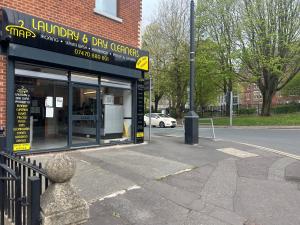 プレストンにあるNew 2 Bed Preston City Centre - Sleeps 4 with Parkingの通路脇の店