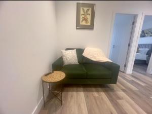 プレストンにあるNew 2 Bed Preston City Centre - Sleeps 4 with Parkingのリビングルーム(緑のソファ、テーブル付)