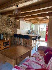 un soggiorno con cucina completa di tavolo e sedie di T3 classé 3 étoiles, pour 6 personnes dans un Chalet a Saint-Michel-de-Maurienne