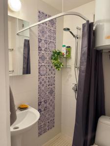 パルヌにあるCozy Apartment with Self Check-in & Free Parkingのシャワー、トイレ、洗面台付きのバスルーム