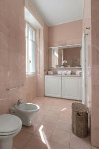 Een badkamer bij Ruby Como Villa with Lake View By Petra Luxury