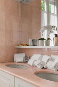 Een keuken of kitchenette bij Ruby Como Villa with Lake View By Petra Luxury