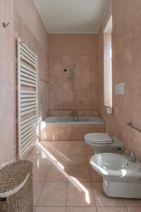 Een badkamer bij Ruby Como Villa with Lake View By Petra Luxury