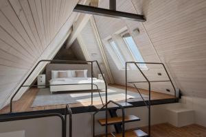 een slaapkamer op de zolder van een huis bij Ruby Como Villa with Lake View By Petra Luxury in Laglio