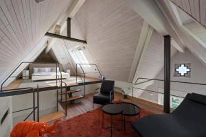 Een zitgedeelte bij Ruby Como Villa with Lake View By Petra Luxury