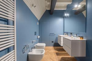 Een badkamer bij Ruby Como Villa with Lake View By Petra Luxury