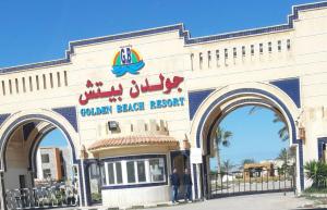 zwei Personen stehen vor einem Fischrestaurant in der Unterkunft 3-Bedroom Furnished Apartment - Golden Beach Resort, North Coast in Dawwār Ibrāhīm Abū Shunaywīr + 5 Fotos