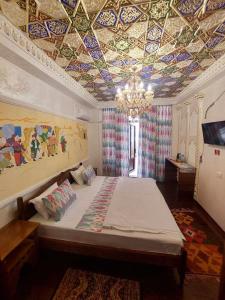 Кровать или кровати в номере Hotel Gulnaraxanum Boutique This hotel is nearby the center of the old city Every room decorated in the unique style