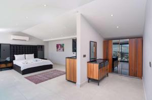 ein Schlafzimmer mit einem Bett, einer Kommode und einem Spiegel in der Unterkunft LUX VILLA WITH SEAVİEW AND JACUZZI in Kaş + 43 Fotos