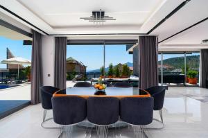 ein Esszimmer mit Tisch und Stühlen in der Unterkunft LUX VILLA WITH SEAVİEW AND JACUZZI in Kaş