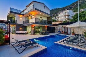ein Haus mit Swimmingpool und ein Haus in der Unterkunft LUX VILLA WITH SEAVİEW AND JACUZZI in Kaş