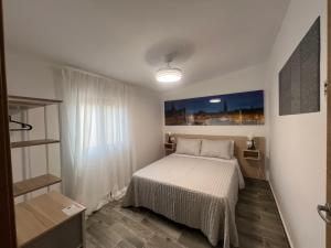 une chambre avec un lit et un tableau au mur dans l'établissement Villas Privadas EL DESCANSO, à La Rinconada 135 autres photos