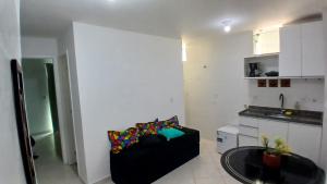 un soggiorno con sedia nera e tavolo di Apt 2 Qdras da Praia do Pontal Recreio a Rio de Janeiro Altre 7 foto