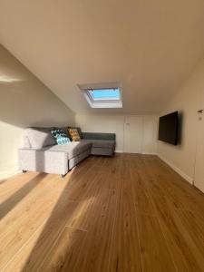 トッレ・デル・ラーゴ・プッチーニにあるLa Casinaのソファとテレビのあるリビングルーム