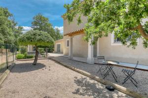 Φωτογραφία από το άλμπουμ του Le JARDIN DES DELIS gite NEUF avec piscine bio UV σε Saint-Saturnin-les-Apt