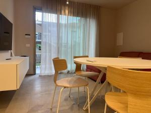 a kitchen and dining room with a table and chairs at Appartamento Toscanini in Milano Marittima