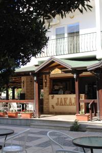 A restaurant or other place to eat at Kompleksi Jakaj