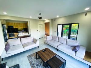 - un salon avec deux canapés blancs et une table basse dans l'établissement Küre Dağları Manzaralı Şömineli ve Bahçeli Villa, à Büyükkıran