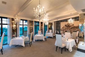 Boutique Hotel Heinitzburg tesisinde bir restoran veya yemek mekanı