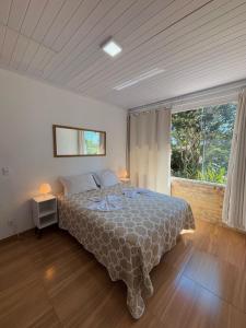 Ένα ή περισσότερα κρεβάτια σε δωμάτιο στο Casa do Alto no Sítio Gaia Magia Miguel Pereira RJ