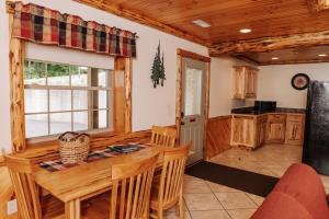 Χώρος καθιστικού στο Sojourner's Lodge & Log Cabin Suites