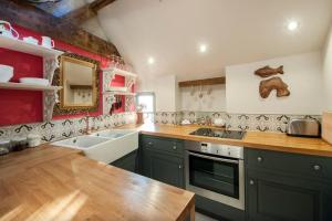 Ett kök eller pentry på Milliners Cottage