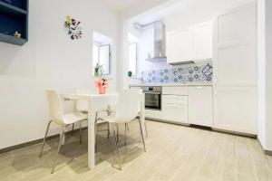 A kitchen or kitchenette at Talia Ortigia Apartment