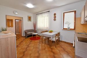 Kuchnia lub aneks kuchenny w obiekcie Apartmani Irena Arvaj