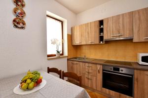 Kuchnia lub aneks kuchenny w obiekcie Apartmani Irena Arvaj
