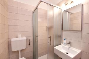 Łazienka w obiekcie Apartmani Irena Arvaj
