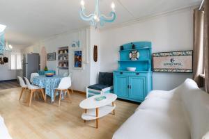 een woonkamer met een tafel en een blauwe kast bij Casa Celeste Sperlongaresort in Sperlonga