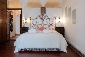 a bedroom with a large bed with white sheets at Casa Celeste Sperlongaresort in Sperlonga