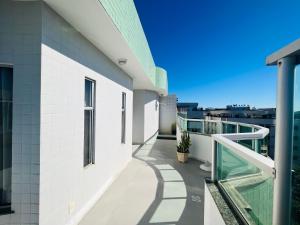 an apartment balcony with a view of the city at Cobertura 403 Braga · Complete apartment with private pool Cabo Frio in Cabo Frio