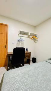 1 dormitorio con escritorio, 1 cama y 1 silla en Apartamento aconchegante completo -Próximo ao Aeroporto-COP30, en Belém 12 fotos más