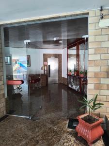 una hall con doccia in vetro in un edificio di Apartamento para temporada em Cabo Frio a Cabo Frio Altre 19 foto