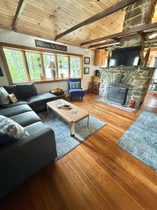 a living room with a couch and a fireplace at KENDALL COTTAGE LIMIT 6 villa in North Sebago +14 photos