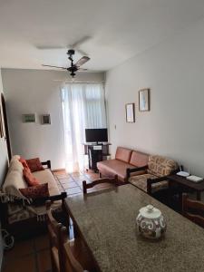 un soggiorno con un divano e un tavolo di Apartamento para temporada em Cabo Frio a Cabo Frio