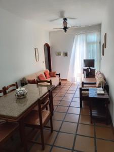 un soggiorno con un tavolo e un divano di Apartamento para temporada em Cabo Frio a Cabo Frio